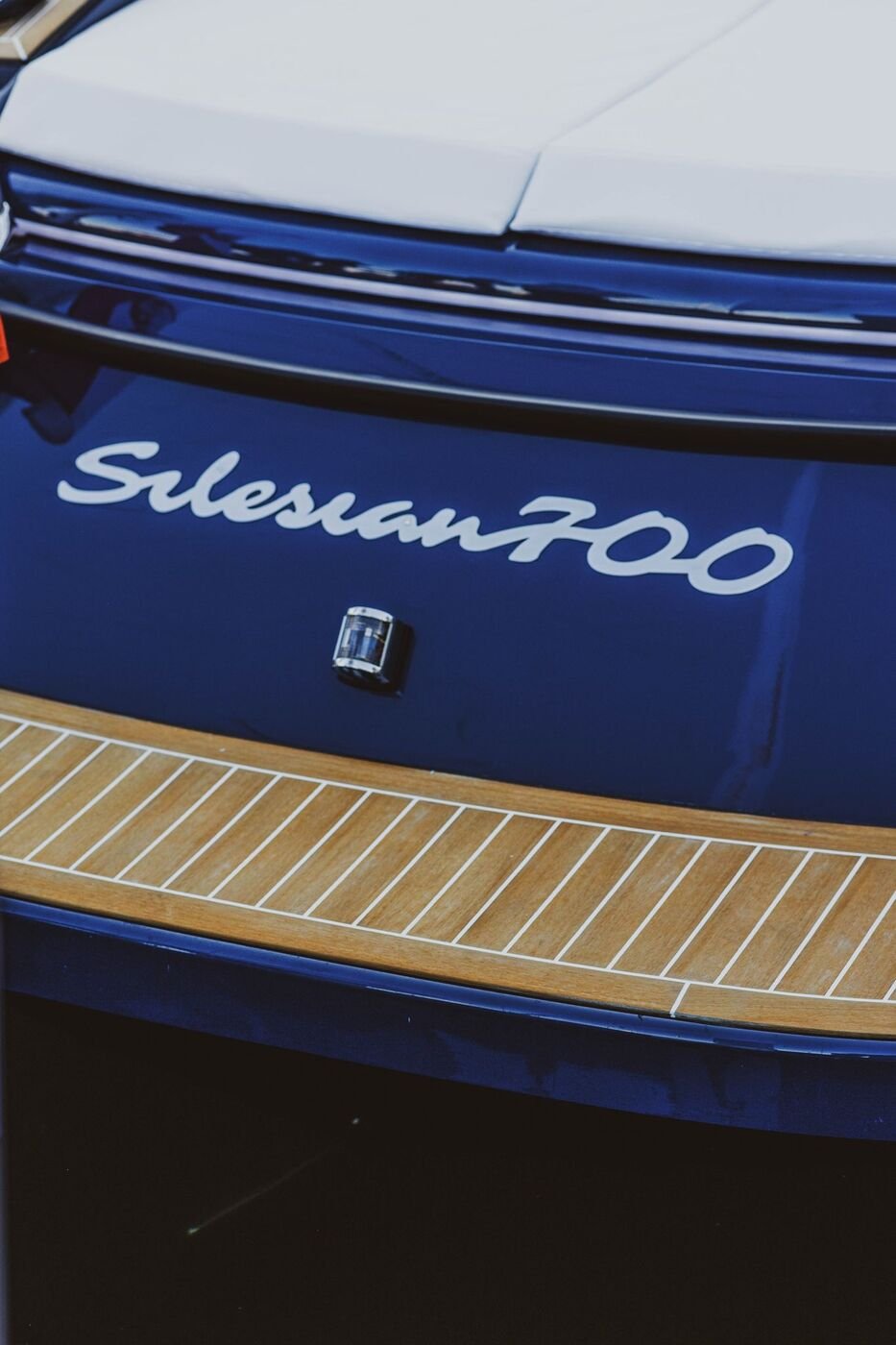 Silesian 700 - detajl krme z imenom jahte